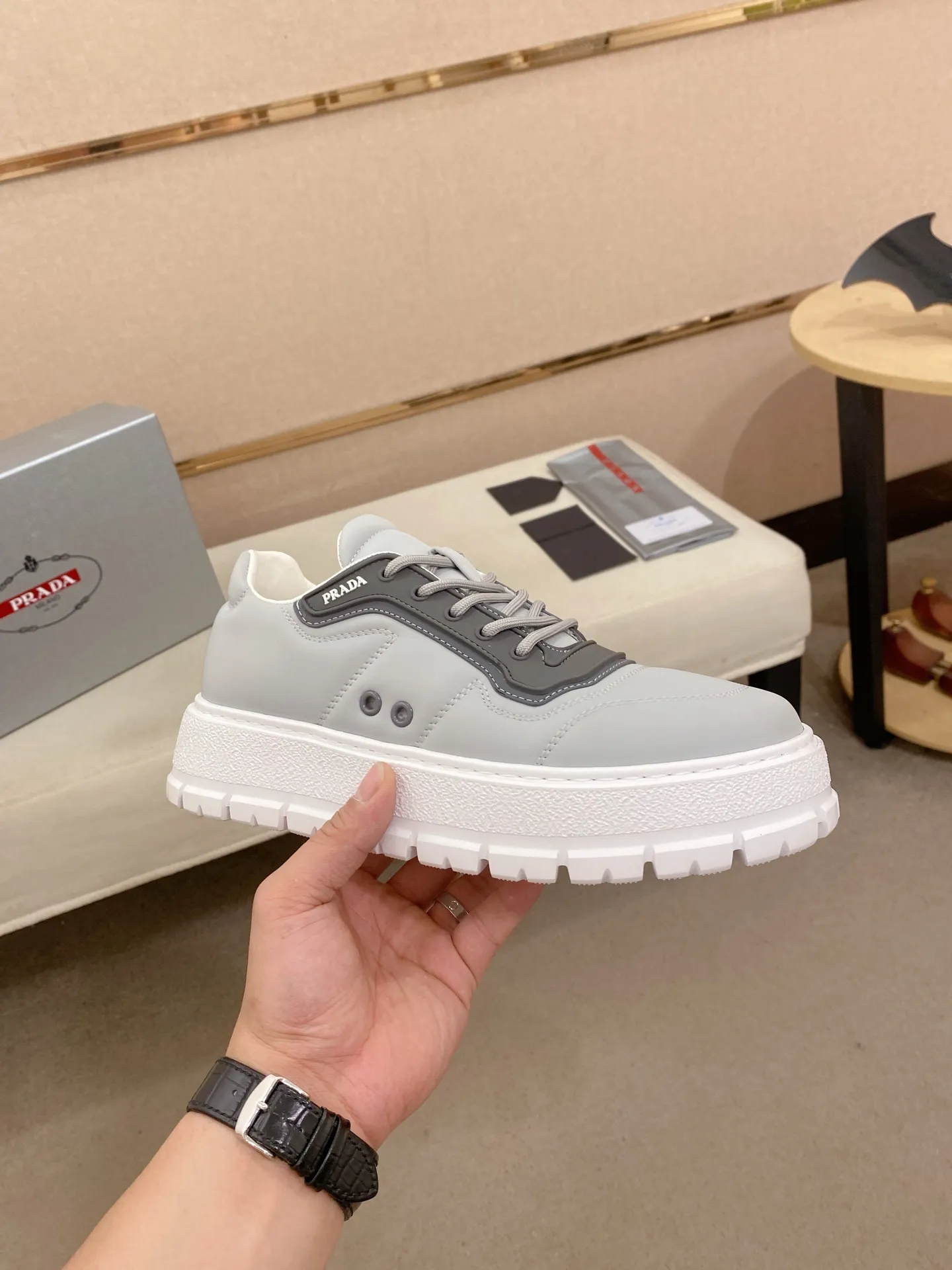Factory price 580💰 ✔️✔️✔️High version High-quality new PRADA counters are on the market simultaneously, new men's shoes, 😘fabrics imported technological waterproof fabrics, made by pure handicrafts. Lining: Full cowhide lining. 👍🏿 High-end ☄️ air-cushion molded anti-slip rubber outsole, exquisite lines, simple and elegant, comfortable and high-end for leisure travel. Code number: 38 to 45